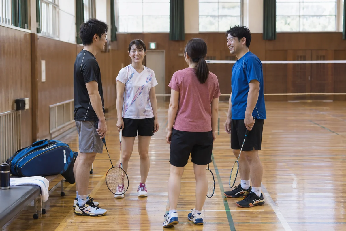 練習開始前に集まったバドミントン仲間のイメージ