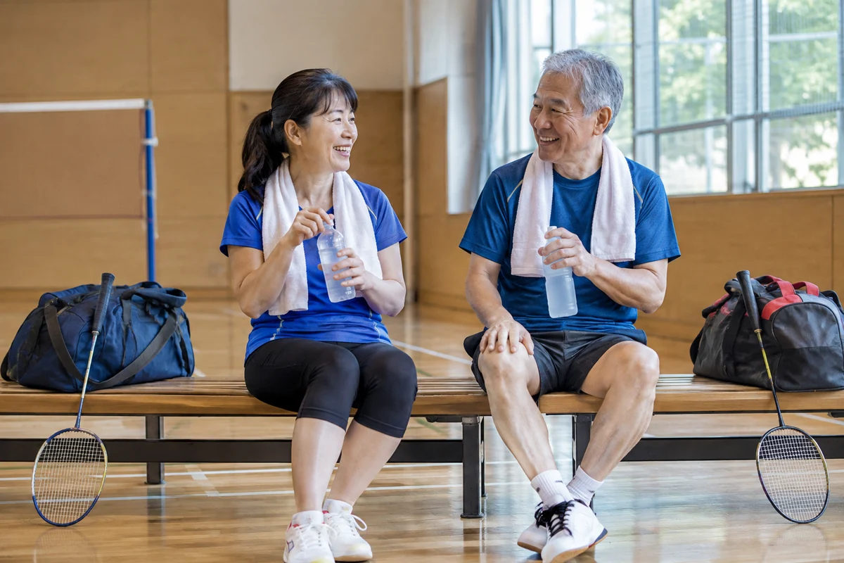 練習の合間に水分補給するシニア参加者のイメージ